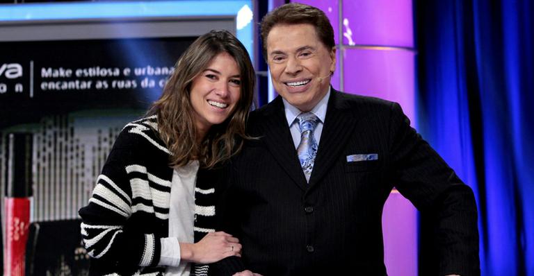 Silvio santos e patricia abravanel apresentando o programa