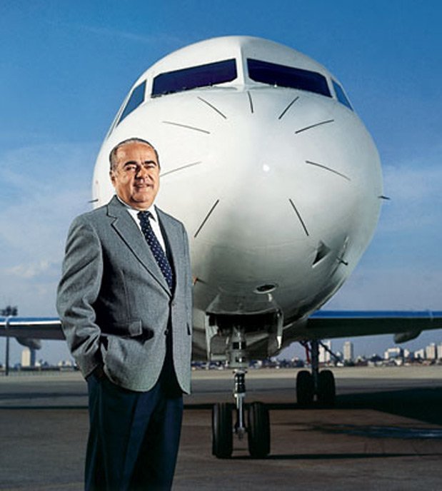comandante rolim em frente a um avião de sua frota TAM